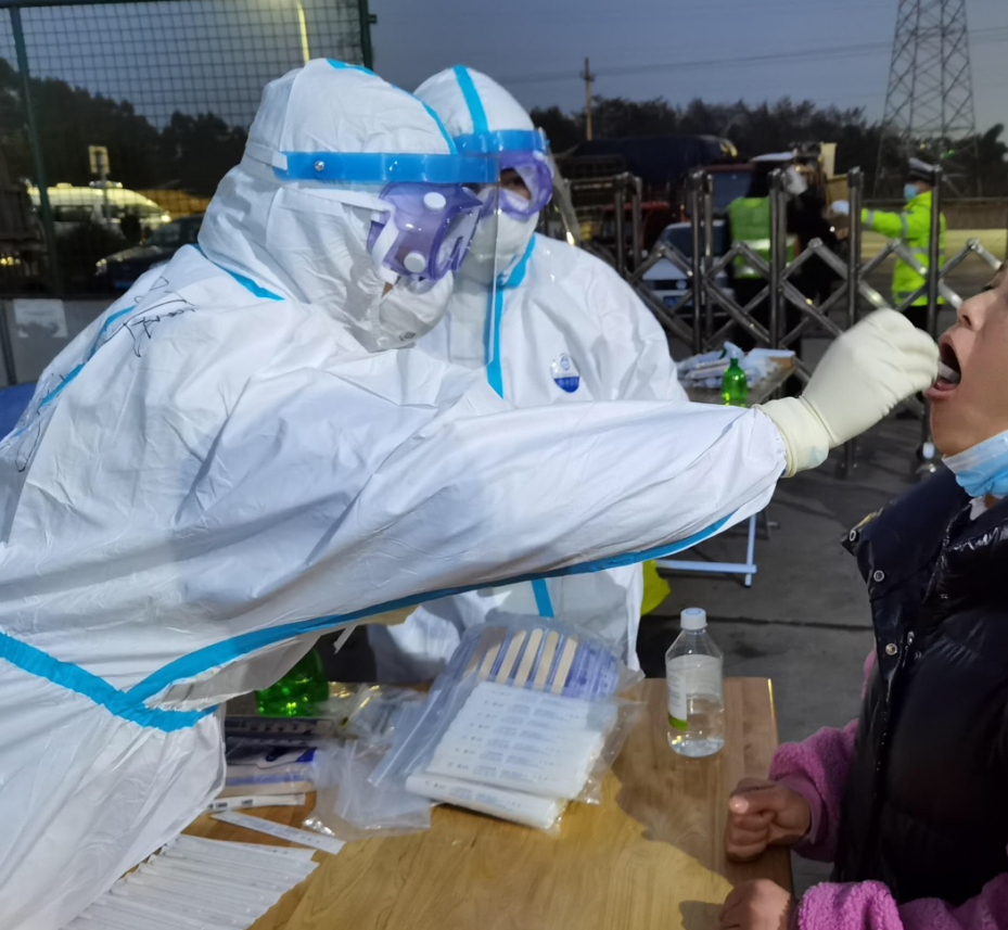 本土抗疫:昨夜今晨直击成都新华医院核酸检测现场
